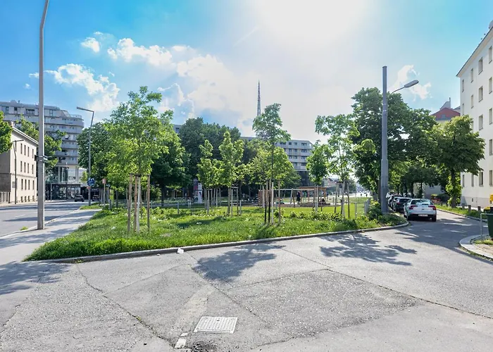 Premium With Free Garage Parking Included! Close To Metro U2 And Congress Center! Appartement