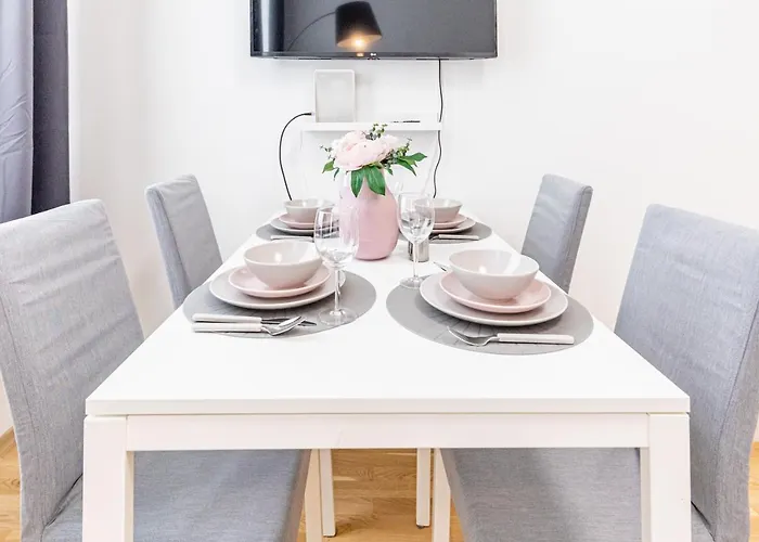 Appartement Premium With Free Garage Parking Included! Close To Metro U2 And Congress Center! *