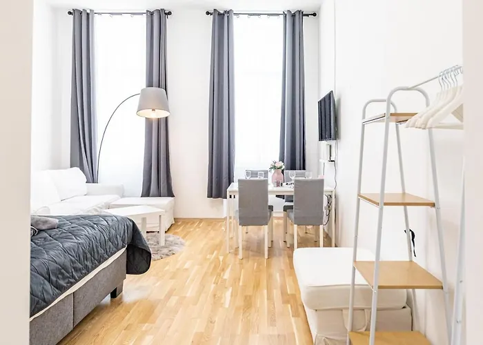 Premium With Free Garage Parking Included! Close To Metro U2 And Congress Center!